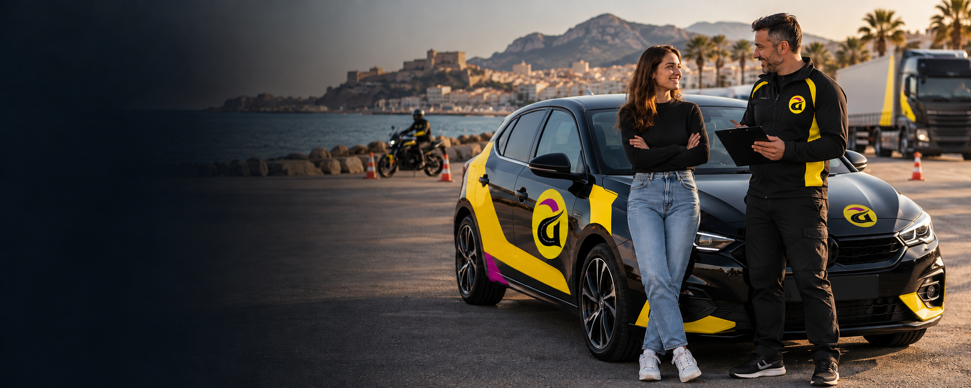 Alumno e instructor de Hoy Apruebo junto a un coche de prácticas rotulado